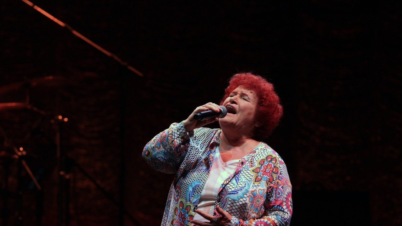 Selda Bağcan Kuran yakan şerefsizlere bakın ne dedi. Helal olsun Selda Bağcan'a