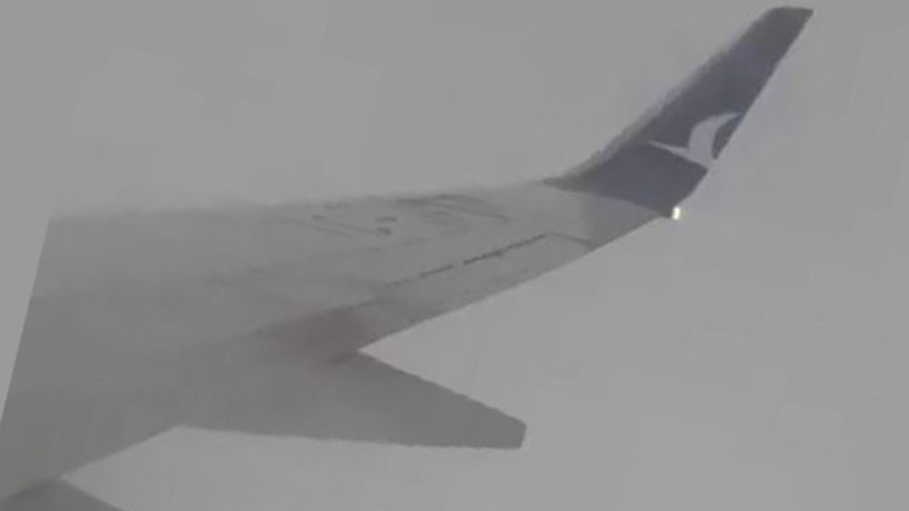 Antalya'da uçağa yıldırım isabet etti