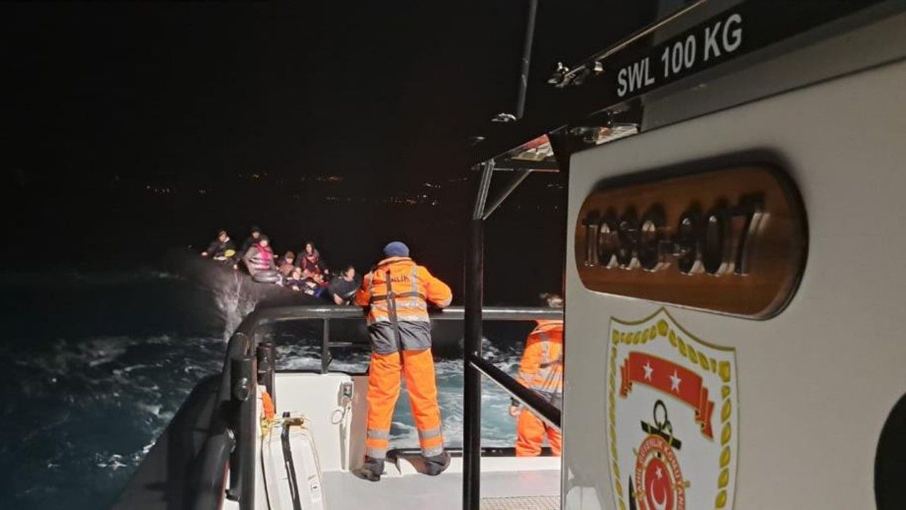 Motor arızası nedeniyle sürüklenen lastik bottaki 40 kaçak göçmen kurtarıldı