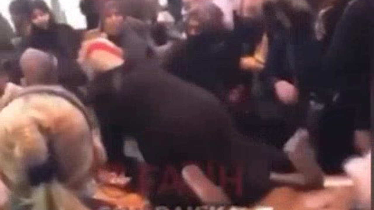 Pazar tezgahından düşerek yerlerde sürüklendiler. Semt pazarında ucuz ürün kavgası