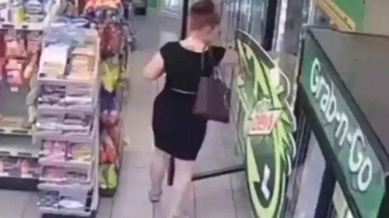 Bacak arasıyla hırsızlık yaptı. Kadın aldığı şişeyi yok etti