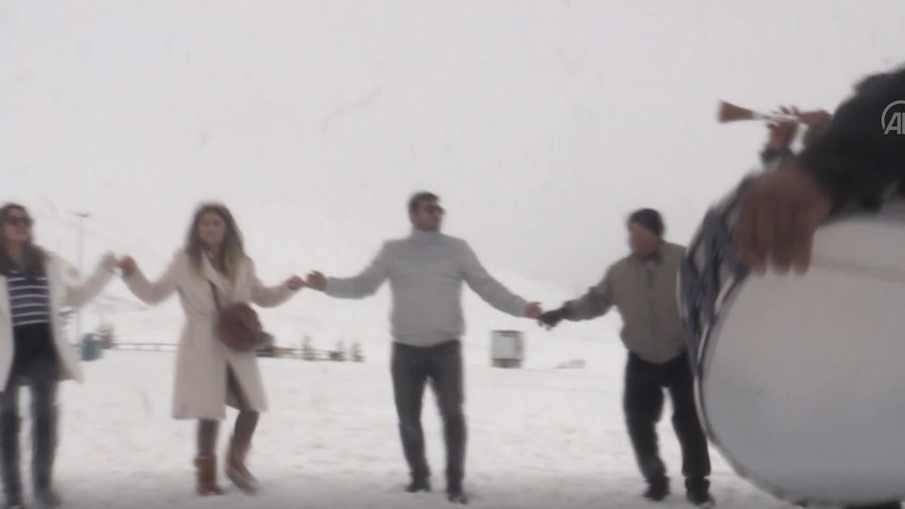 Kahramanmaraş'ta kar davul zurnayla kutlandı