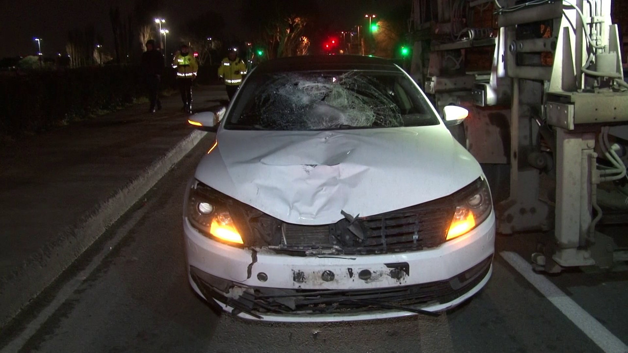 Yolun karşısına geçmeye çalışan yayaya otomobil çarptı