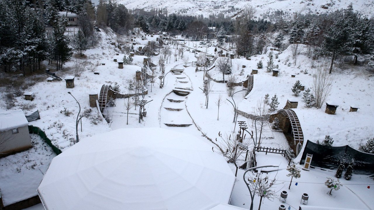 Sivas'ta kar yağışı başladı. Evler 'Hobbit' evlerine döndü