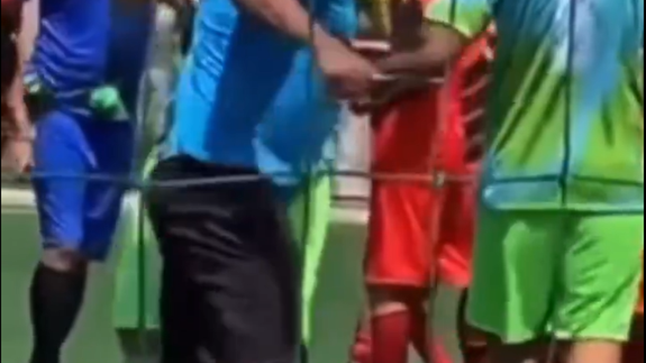 Hakem tekme atan futbolcuya bıçakla saldırdı