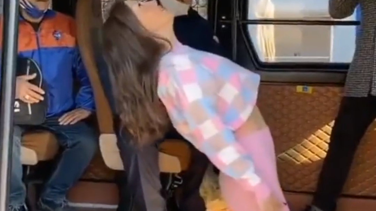 Dolmuşun içerisindeki hareketleri iki yaşlı adamı şok etti