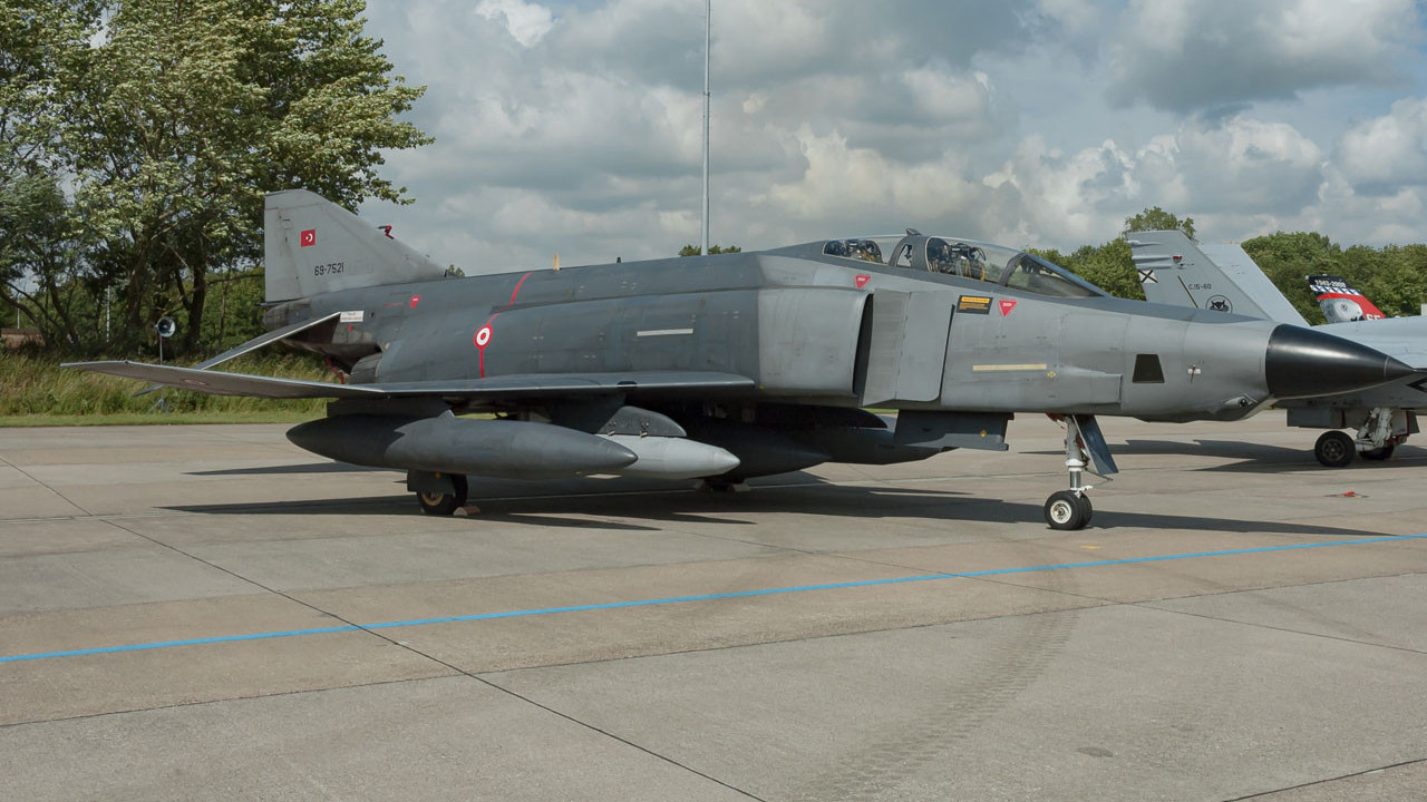 Yunan savaş uçağı düştü