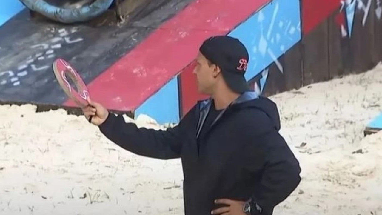 Kızgın Yarışmacı elindeki halkayı sunucunun kafasına fırlattı. Survivor'da böylesi görülmedi.