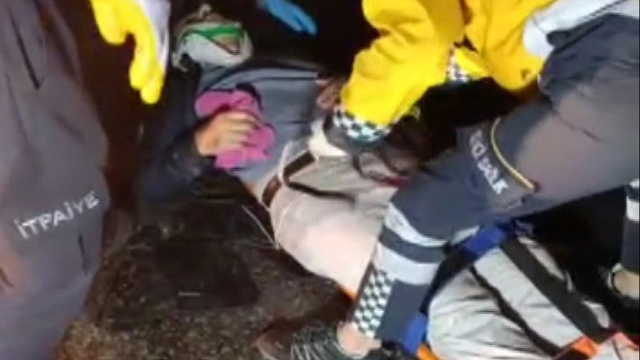 Devrilen kamyonda sıkışan sürücü kurtarıldı