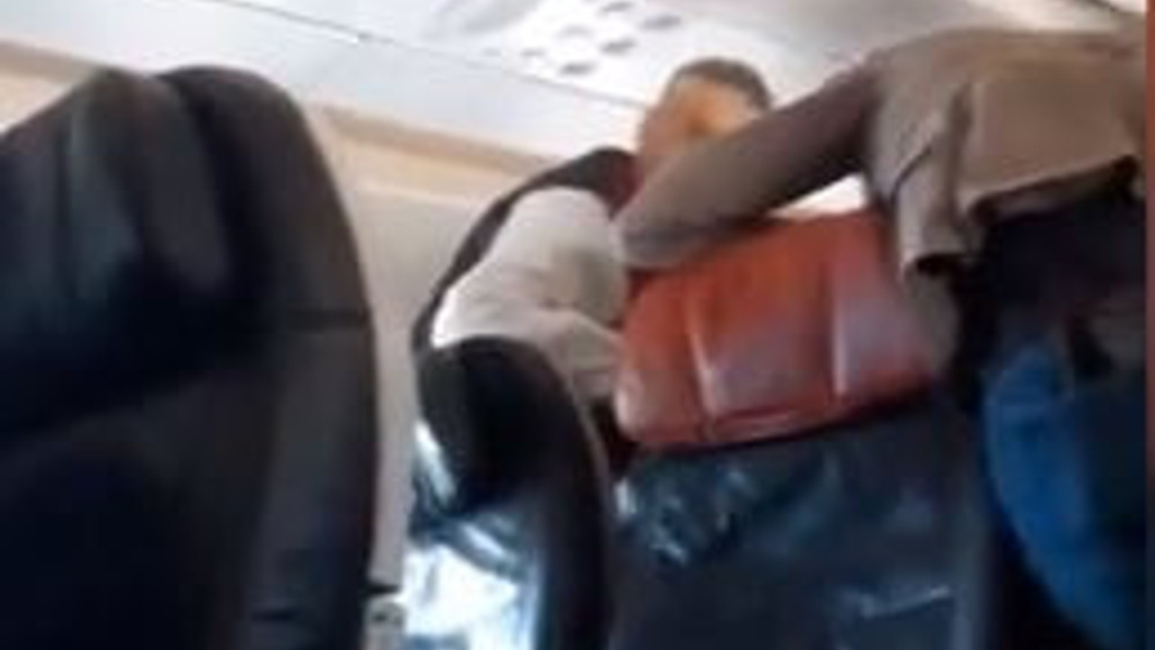 Canan Kaftancıoğlu uçakta fenalaşan yolcuya müdahale etti