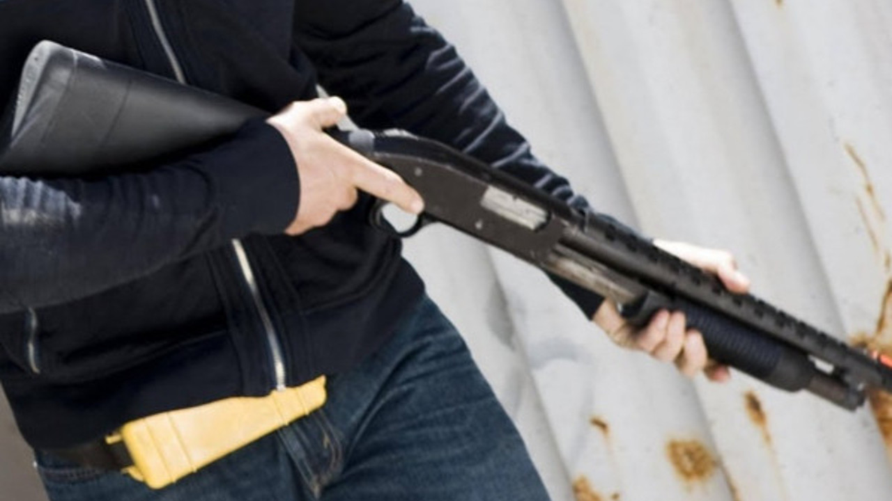 Abisini ve kuzenini pompalı tüfekle vurup firar etti