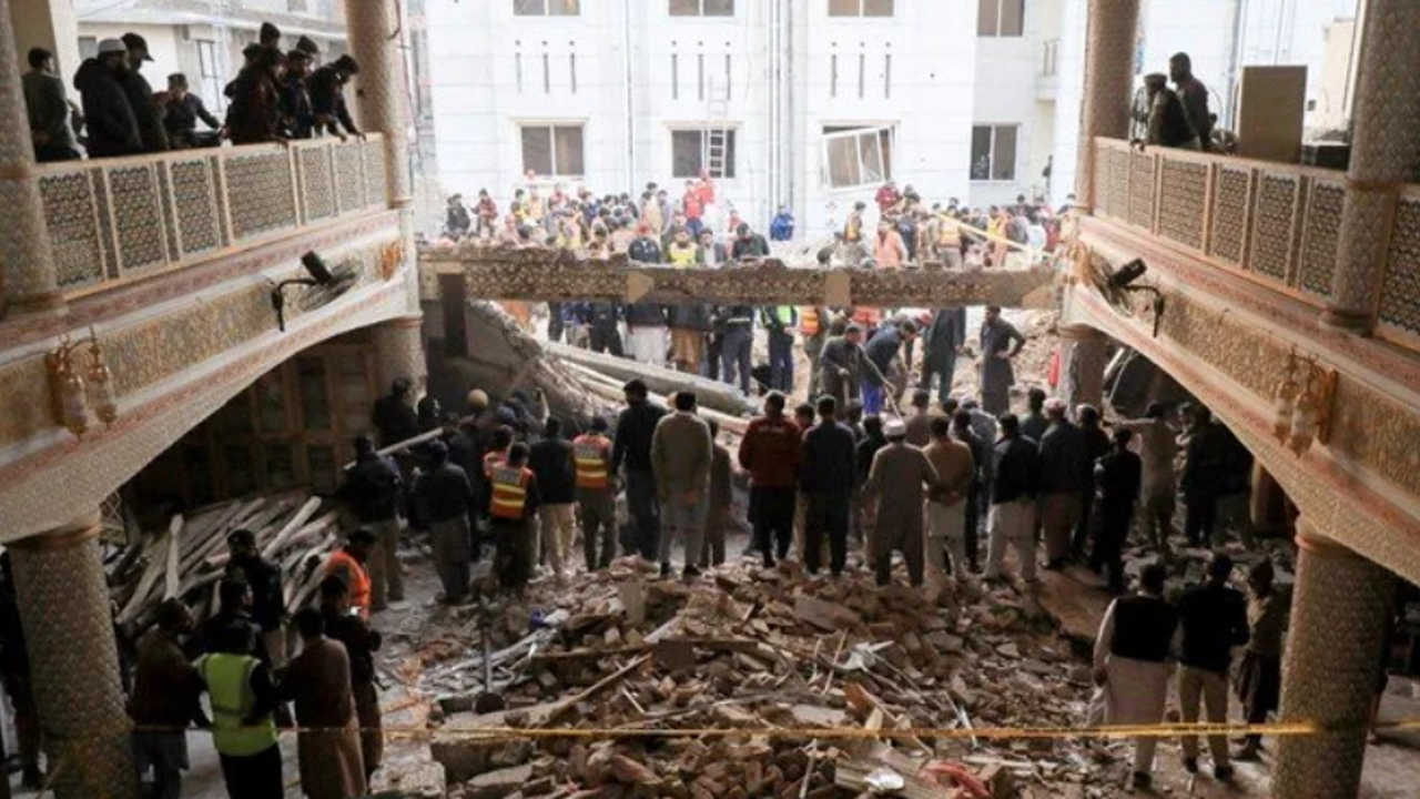Pakistan'da camiye intihar saldırısı: Ölü sayısı 72'ye yükseldi