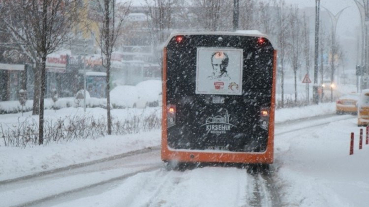 Kırşehir’de kar yağışı hayatı felç etti