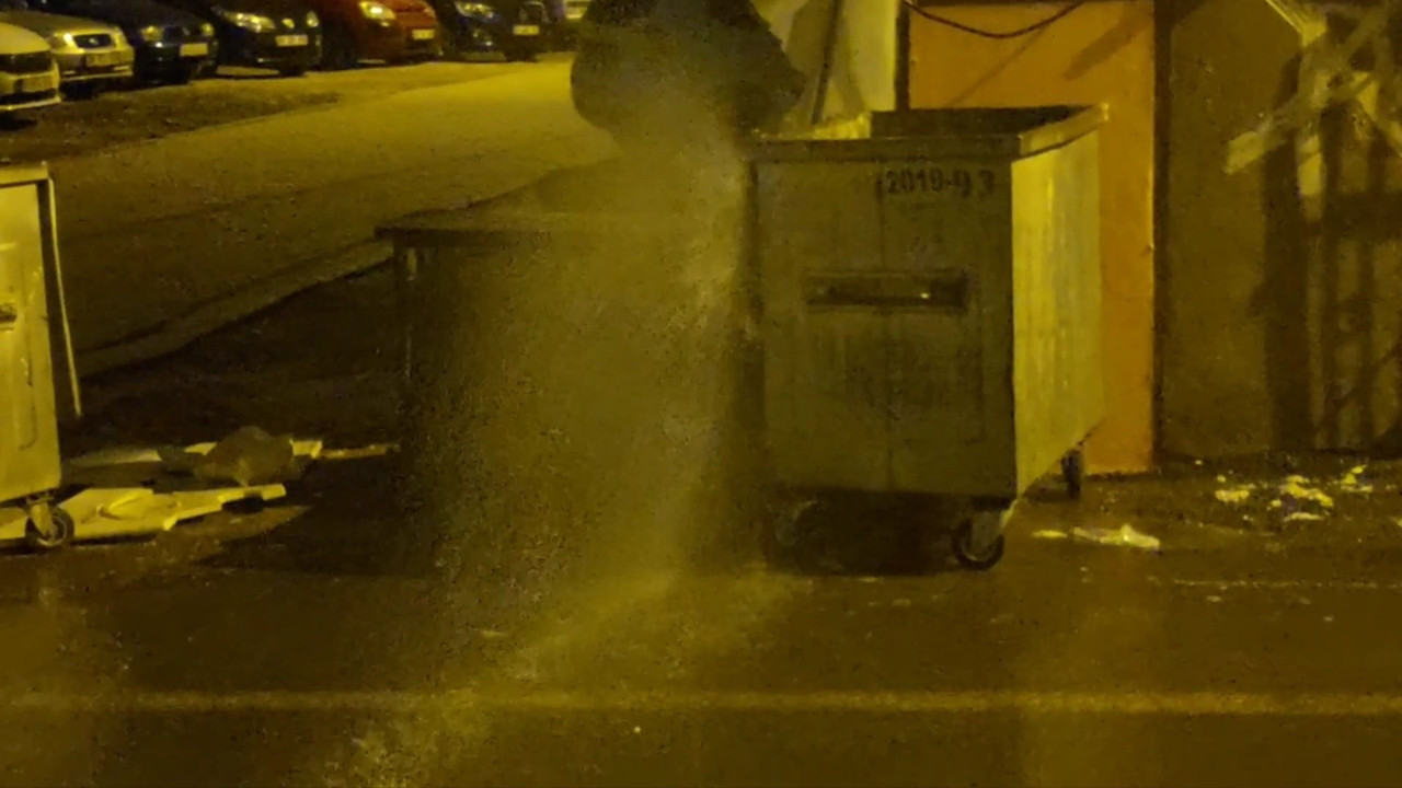 Tekirdağ'da su boruları kesildi, cadde sular altında kaldı