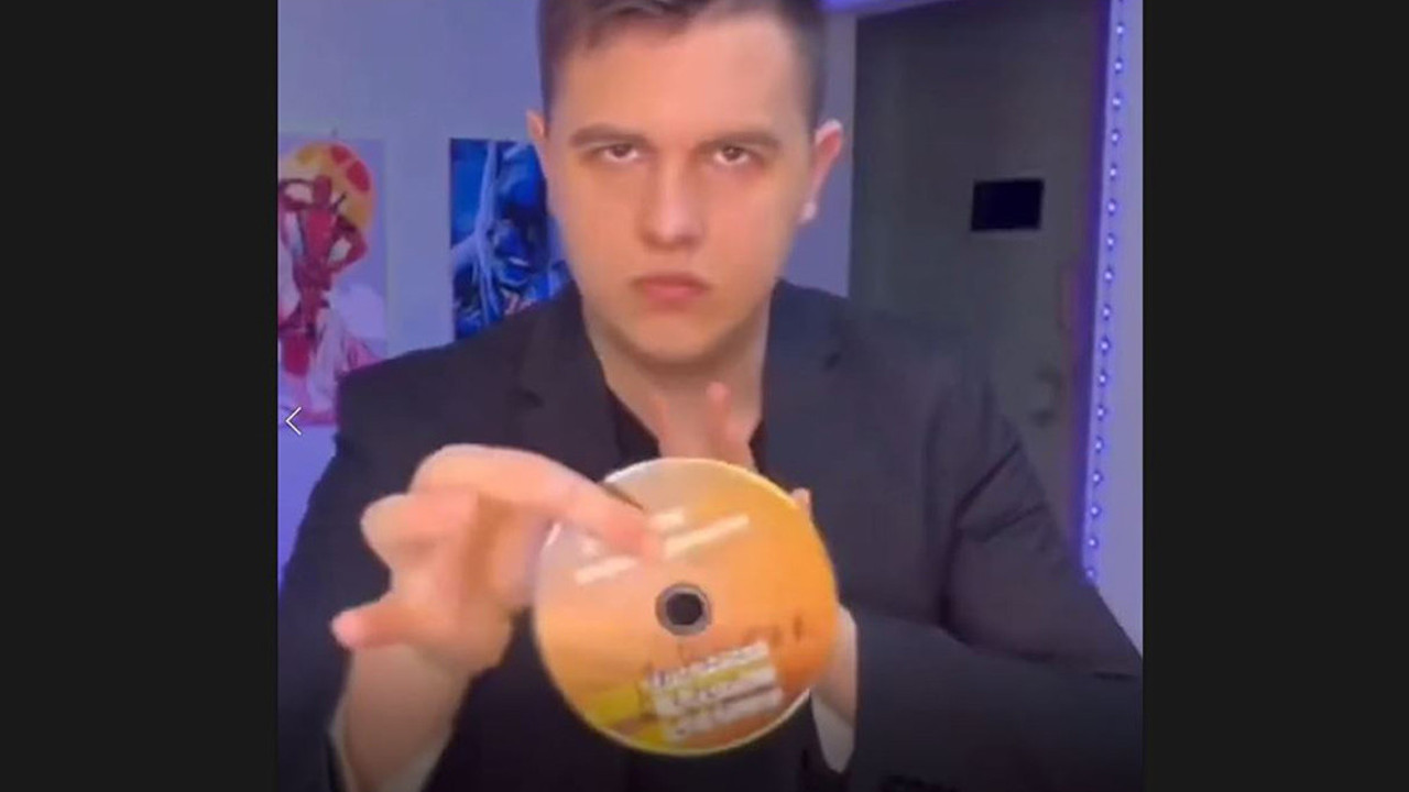 Bütün sihirbazlık hilelerini tek tek anlattı. Artık herkes sihirbaz olabilir