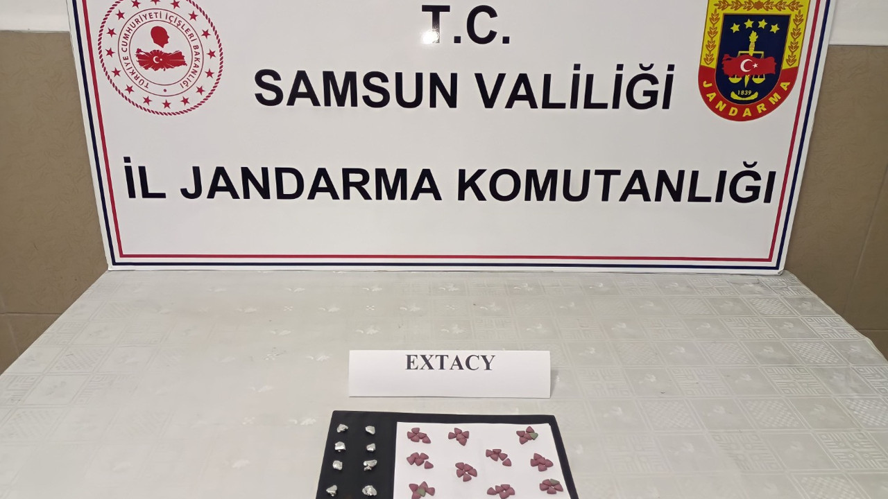 Aracında 8 paket halinde zulalanmış uyuşturucu hapla yakalandı