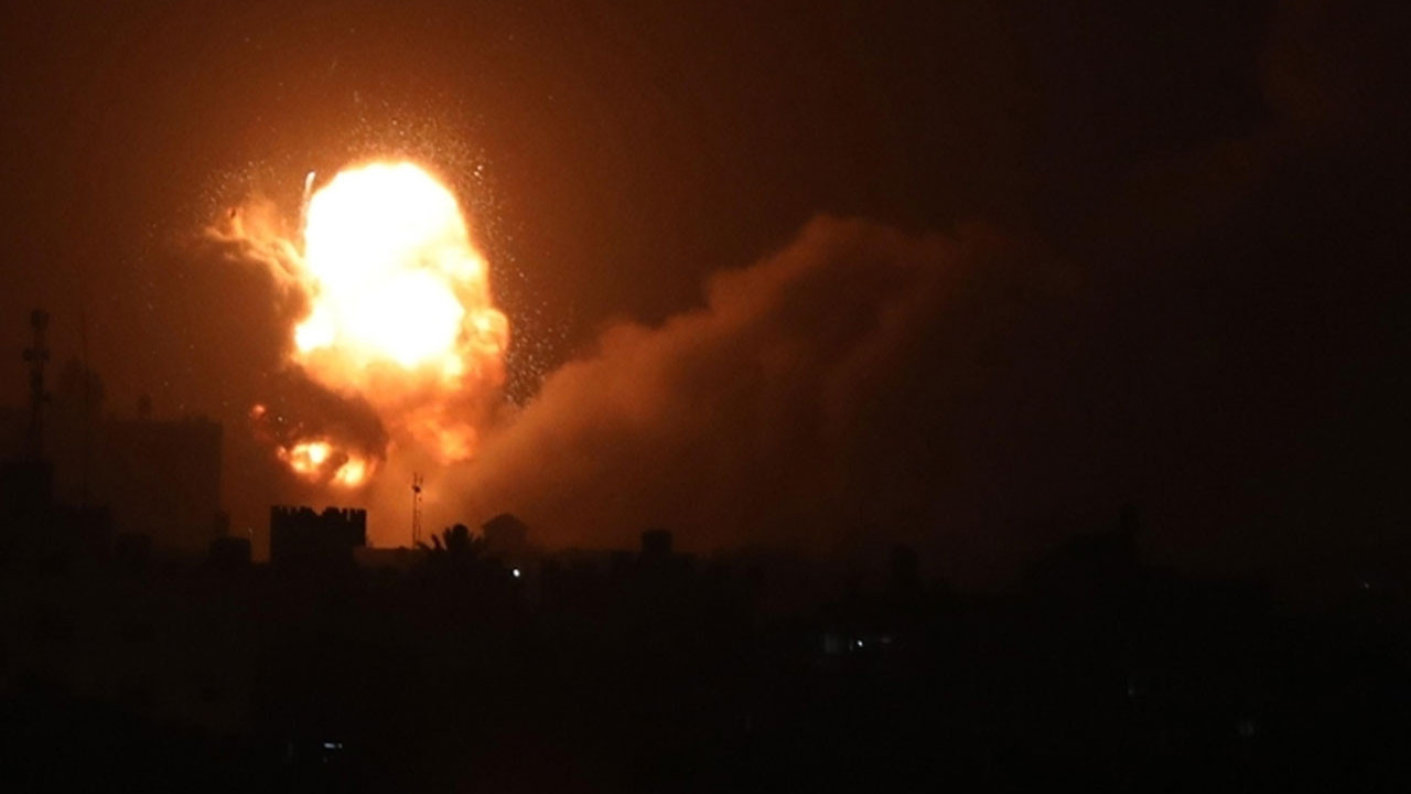 İsrail savaş uçakları Gazze'yi vurdu