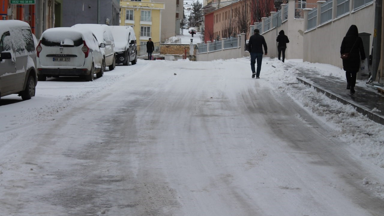Bayburt'ta yoğun kar yağışı: Kar kalınlığı 30 santimetreye ulaştı