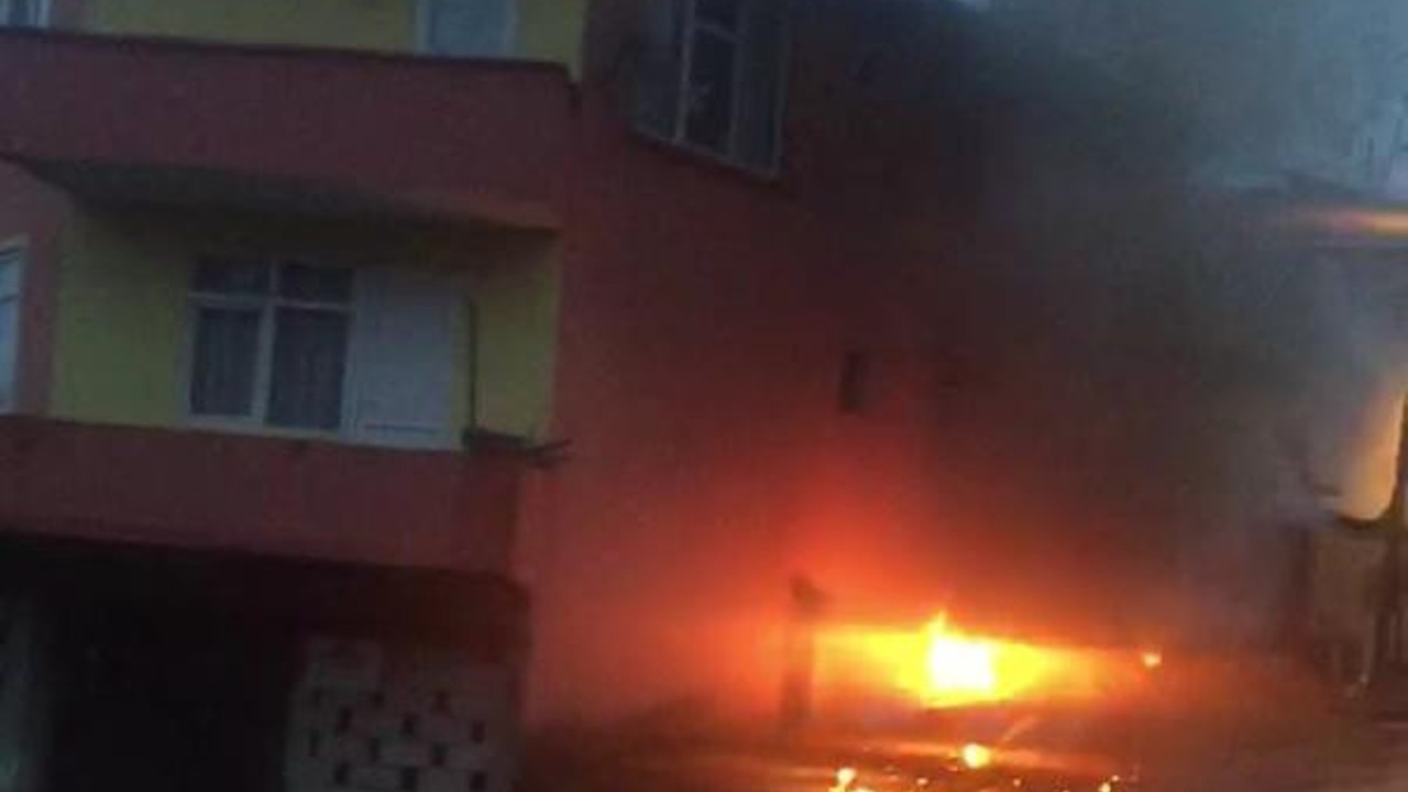 Rize'de park halinde yanan otomobilde sürücü öldü