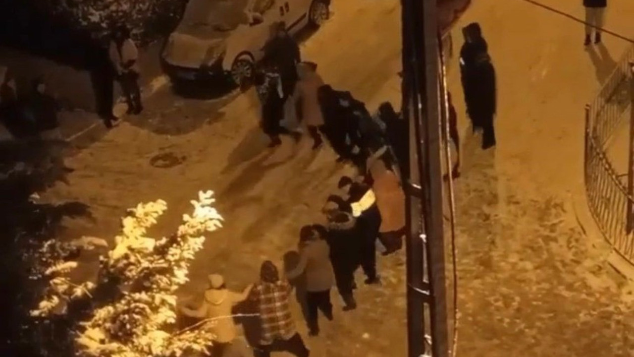 Ankara’da kar yağışı halayla kutlandı