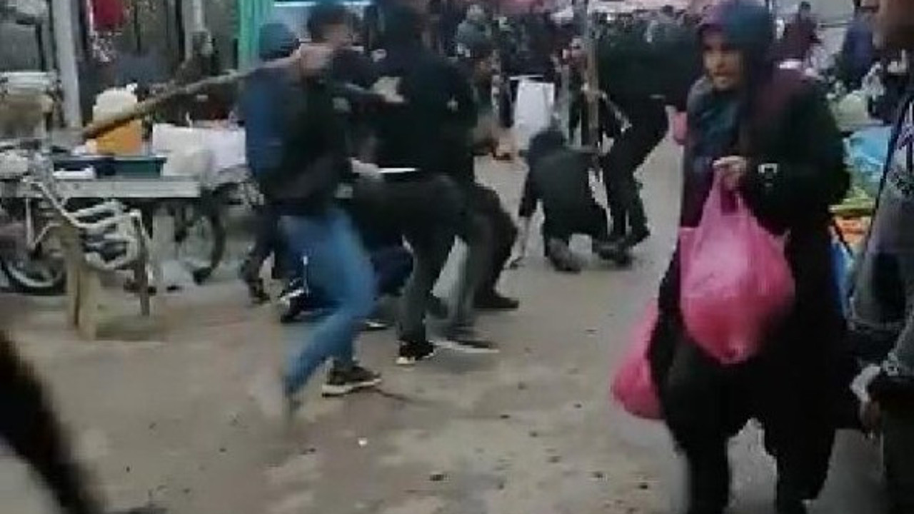 Suriyeli iki grup semt pazarında karşılaştı. Yol geçen hanına döndürülen Türkiye'de son durum bu