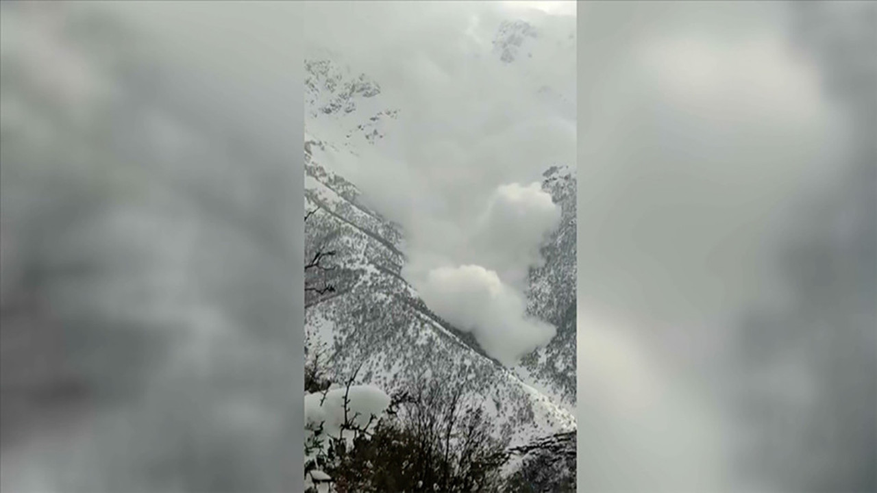 Çığ düşme anı cep telefonuyla görüntülendi