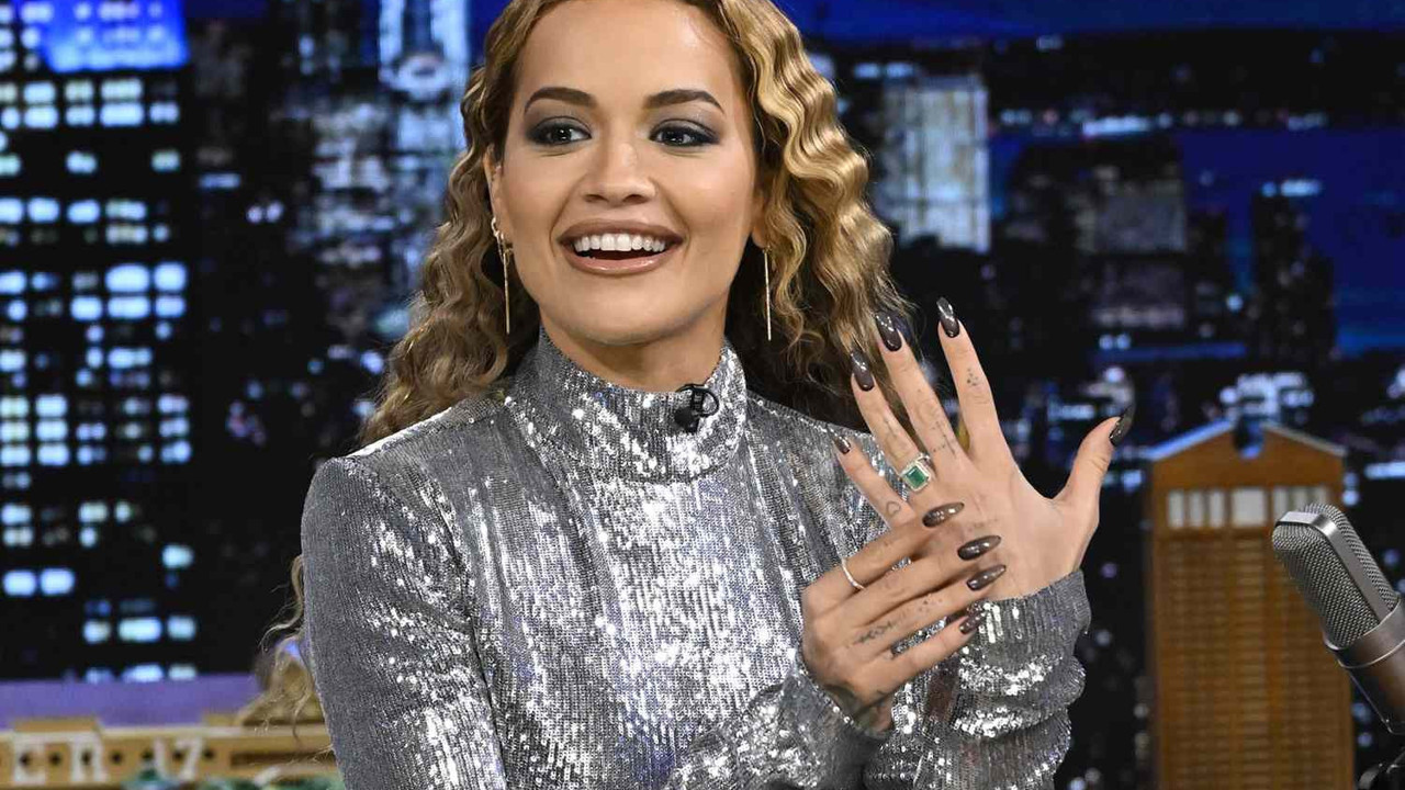 Şarkıcı Rita Ora gizlice evlendiğini itiraf etti. Nişan yüzüğü servet değerinde