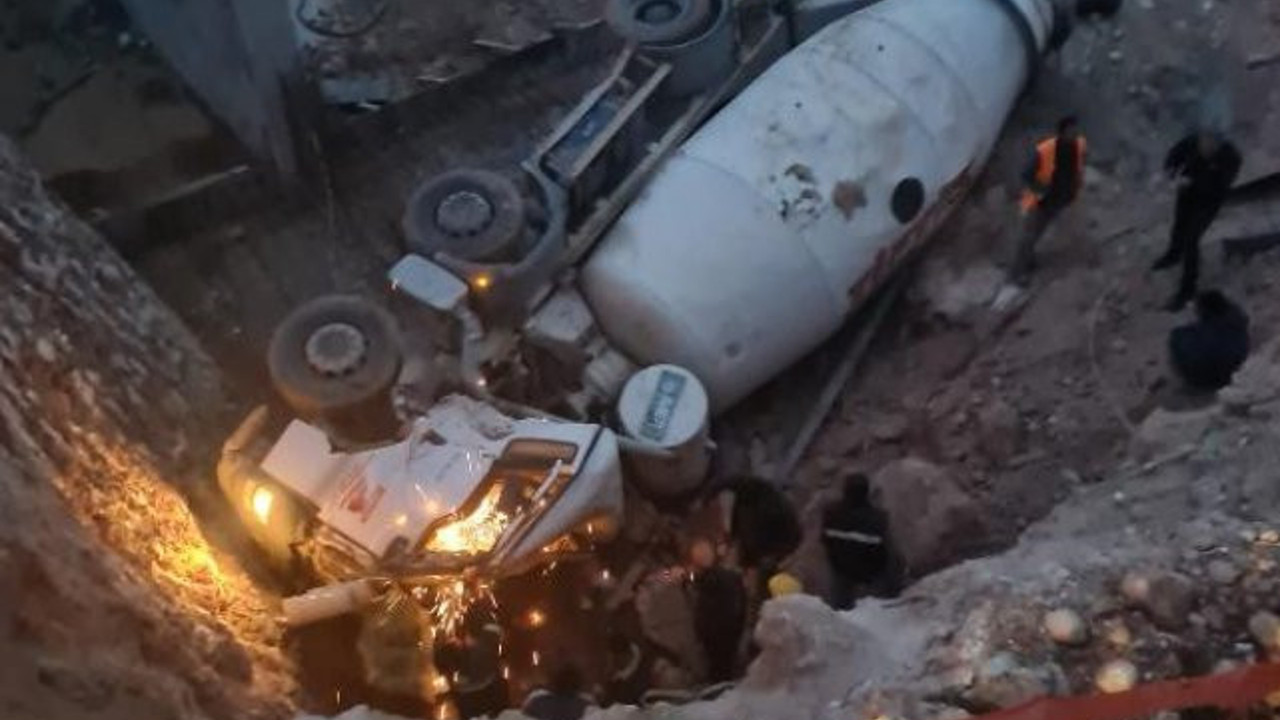 Adana'da beton mikseri inşaat çukuruna devrildi: Sürücü hayatını kaybetti
