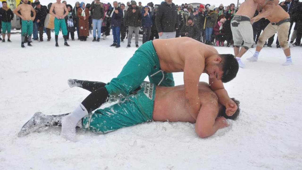 Buz gibi havada soyunup güreş tuttular