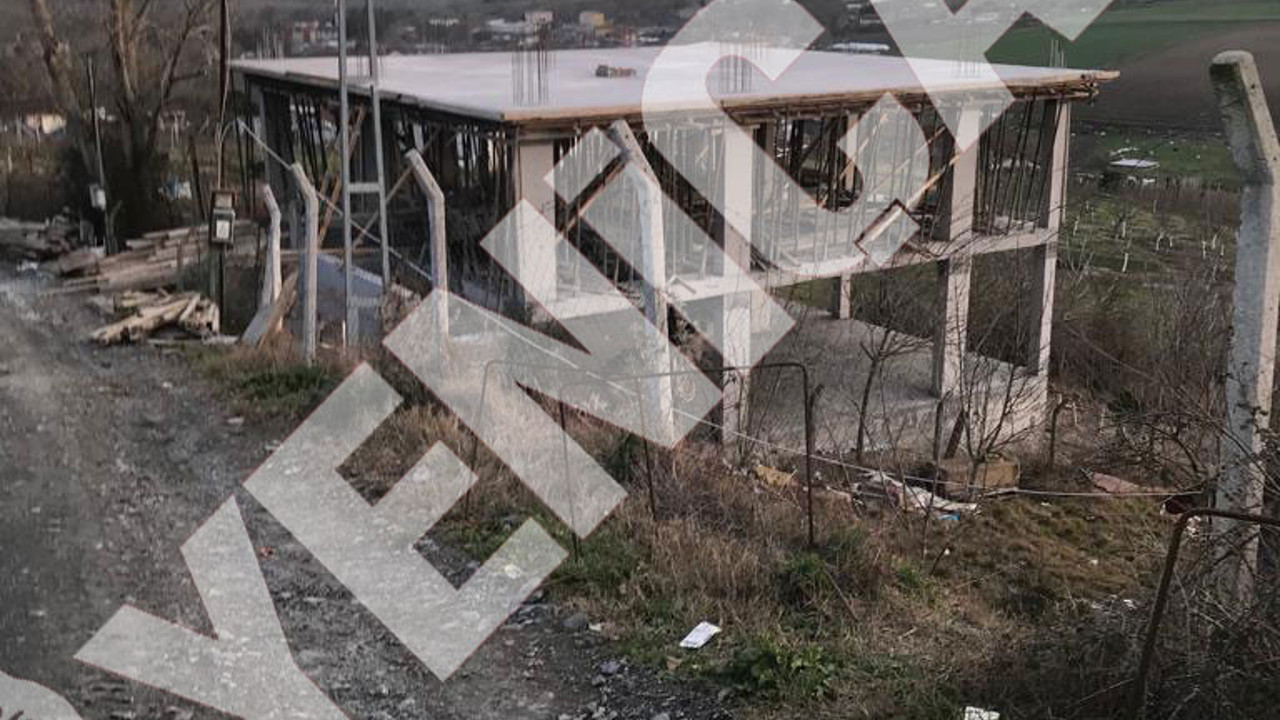 Kanal İstanbul manzaralı 100’den fazla hissedarı olan tarlada kaçak inşaat. AKP’li belediye bu yapıyı neden yıkmıyor