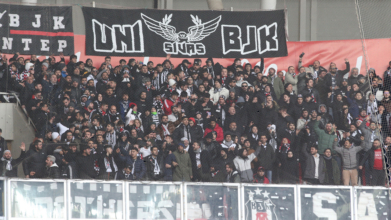 Beşiktaş tribününden 'Yönetim istifa' sesleri