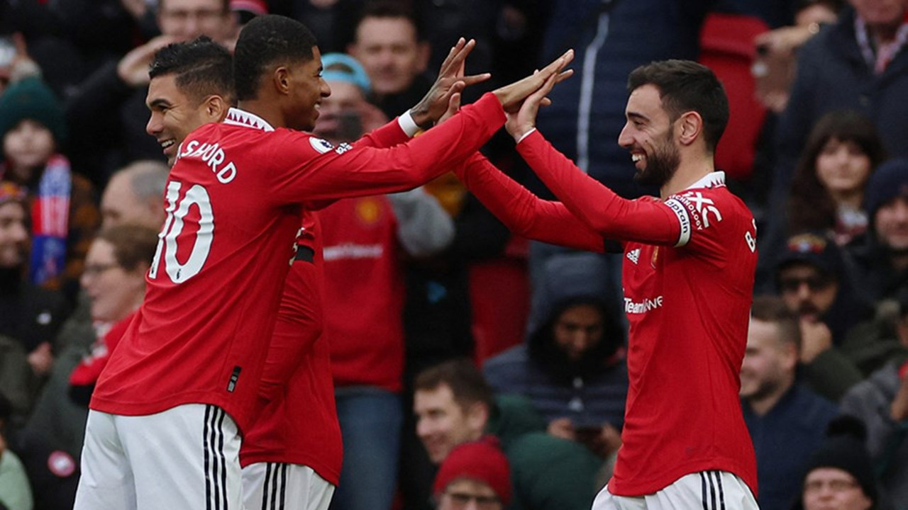 Manchester United 10 kişiyle kazandı