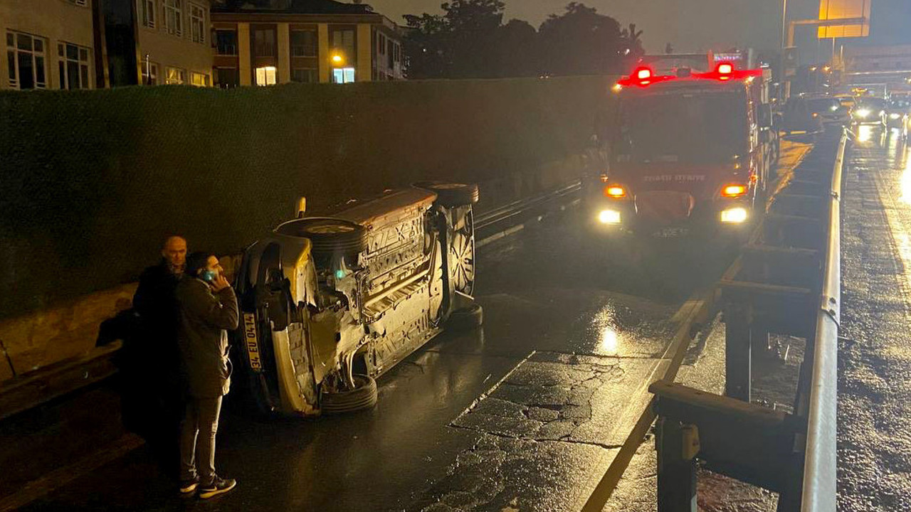 İstanbul Fatih'te devrilen otomobildeki 1 kişi yaralandı