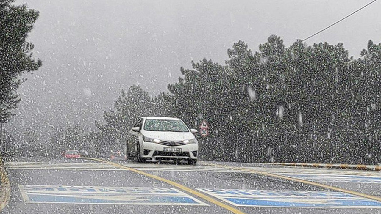 İstanbul Valiliği saat vererek kar uyarısı yaptı: Zorunlu olmadıkça trafiğe çıkmayın