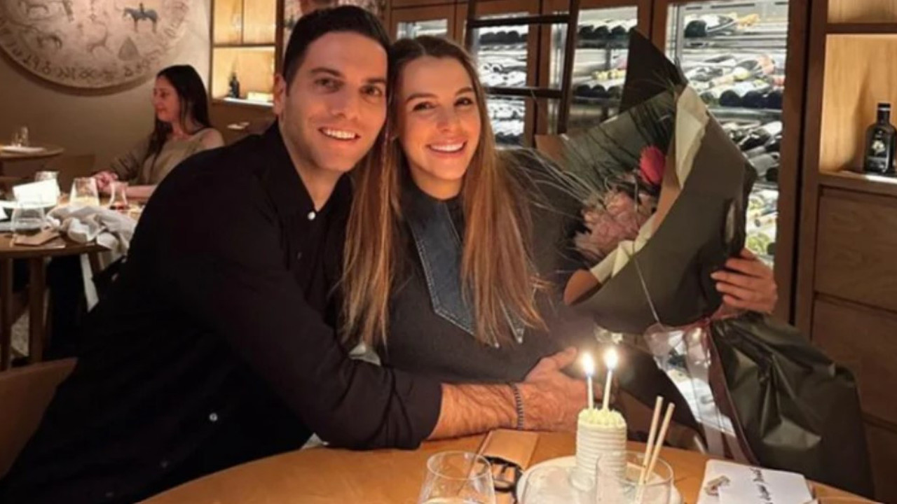 Aslışah Alkoçlar evlilik yıl dönümünü paylaştı .Pastanın üzerine yazdırdığı yazı olay oldu