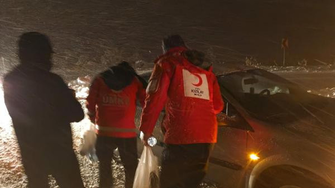 Muğla'da yolda mahsur kalanlara kumanya dağıtıldı