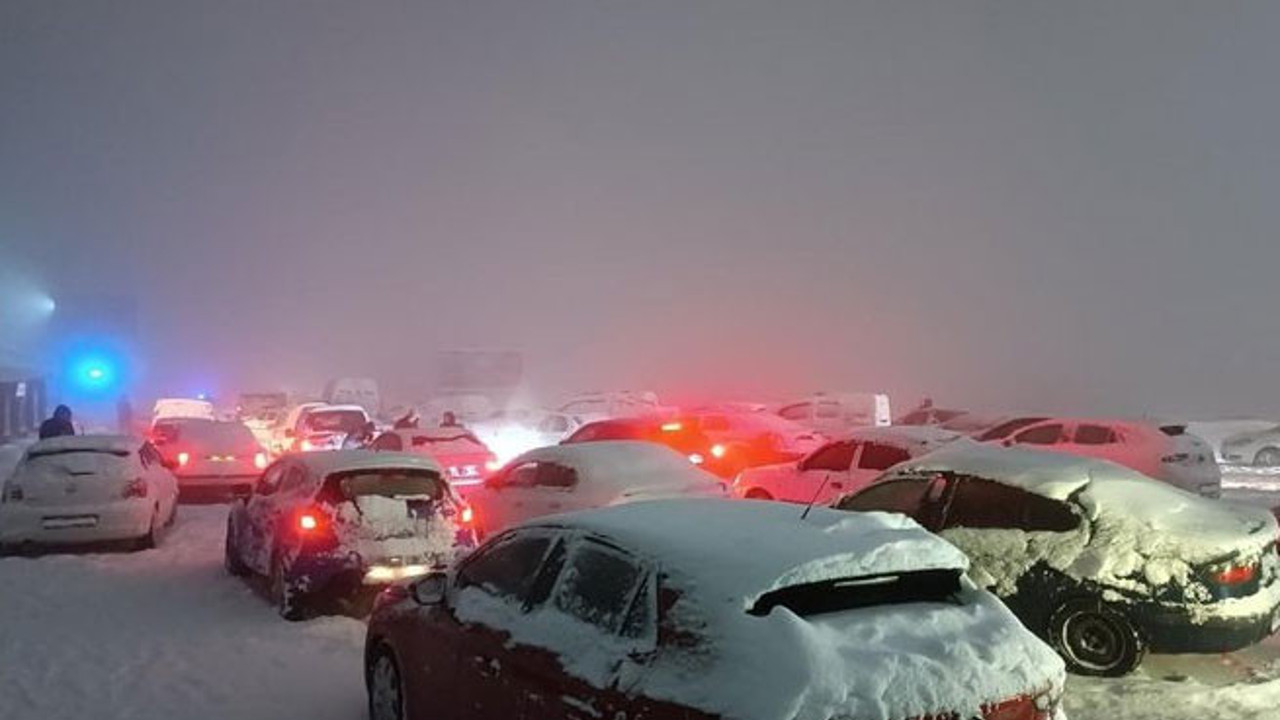 1000 araç mahsur kaldı. Sosyal medyadan yardım istediler