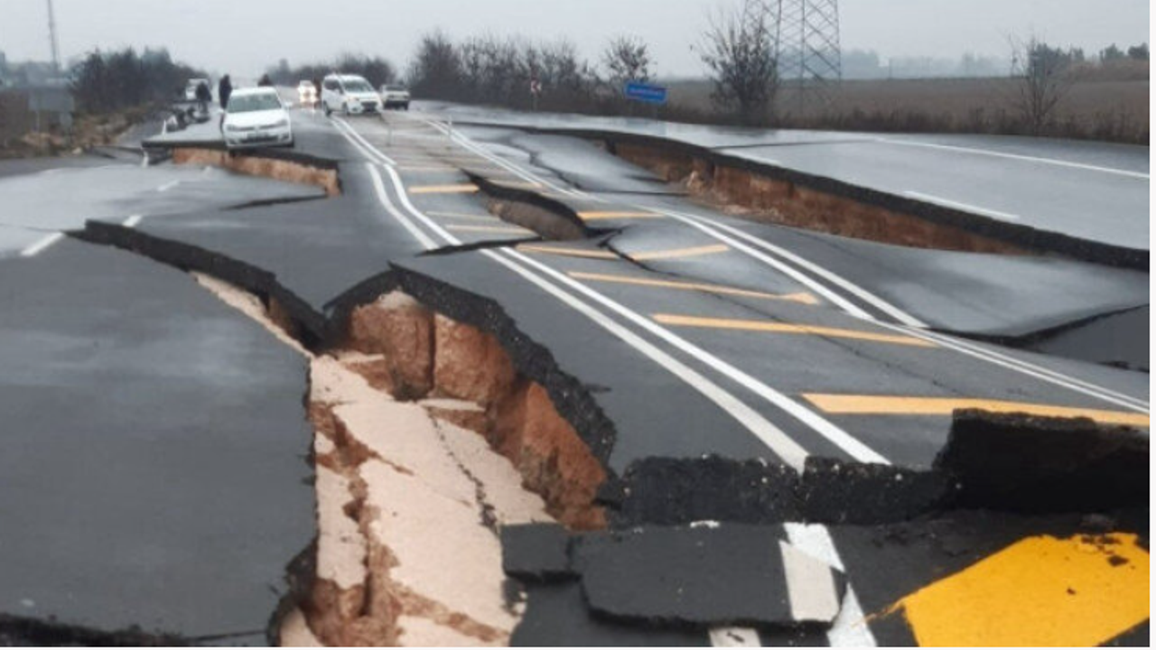 Hatay-Reyhanlı yolu çöktü. Bu görüntü deprem sonrası çekildi
