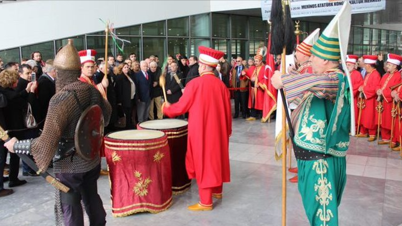 AK Partili belediyeden Doğu Perinçek'e mehteranlı karşılama