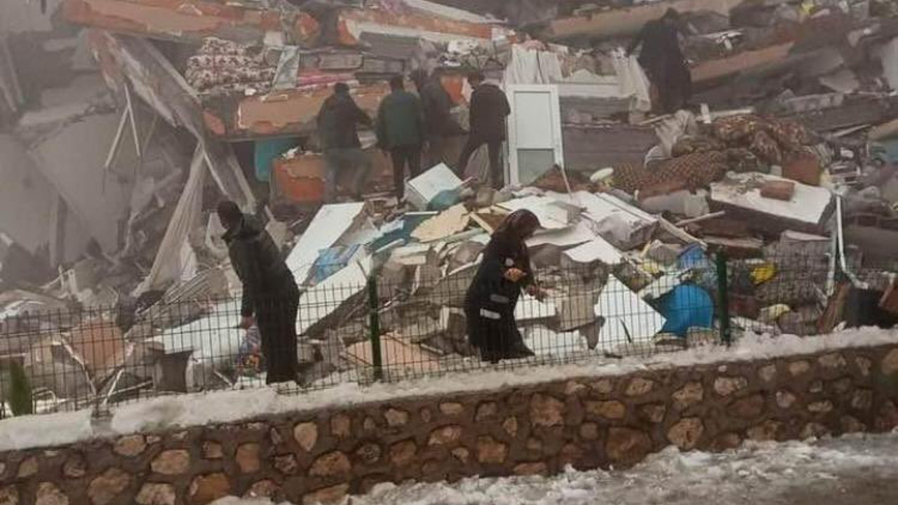 AFAD ekipleri malzeme yok diye geri gitti iddiası. Adıyaman'da durum çok fena. İnsanlar enkaz altında yardım bekliyor