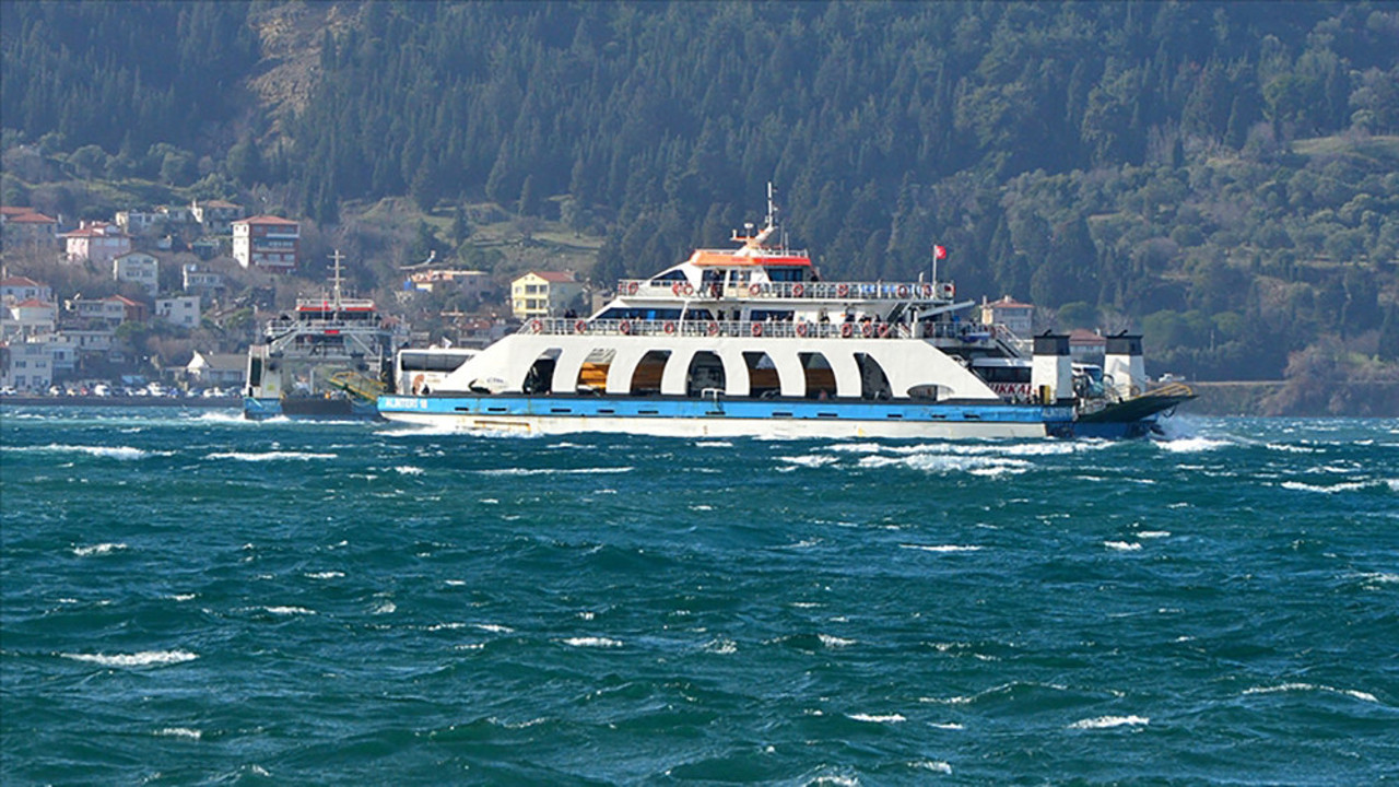 Gökçeada ve Bozcaada feribot seferlerine fırtına engeli