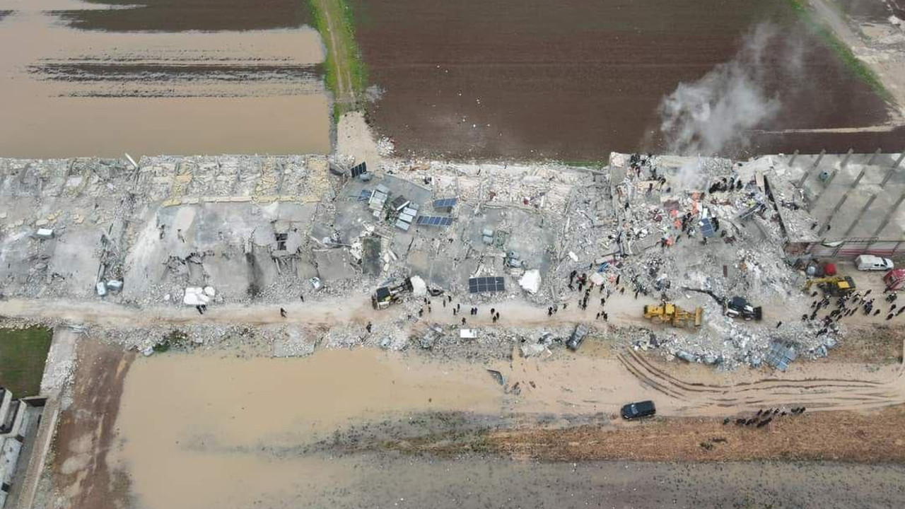 Sıkıştığı çatıda yardım bekledi. Böyle bir görüntü hiç çekilmedi