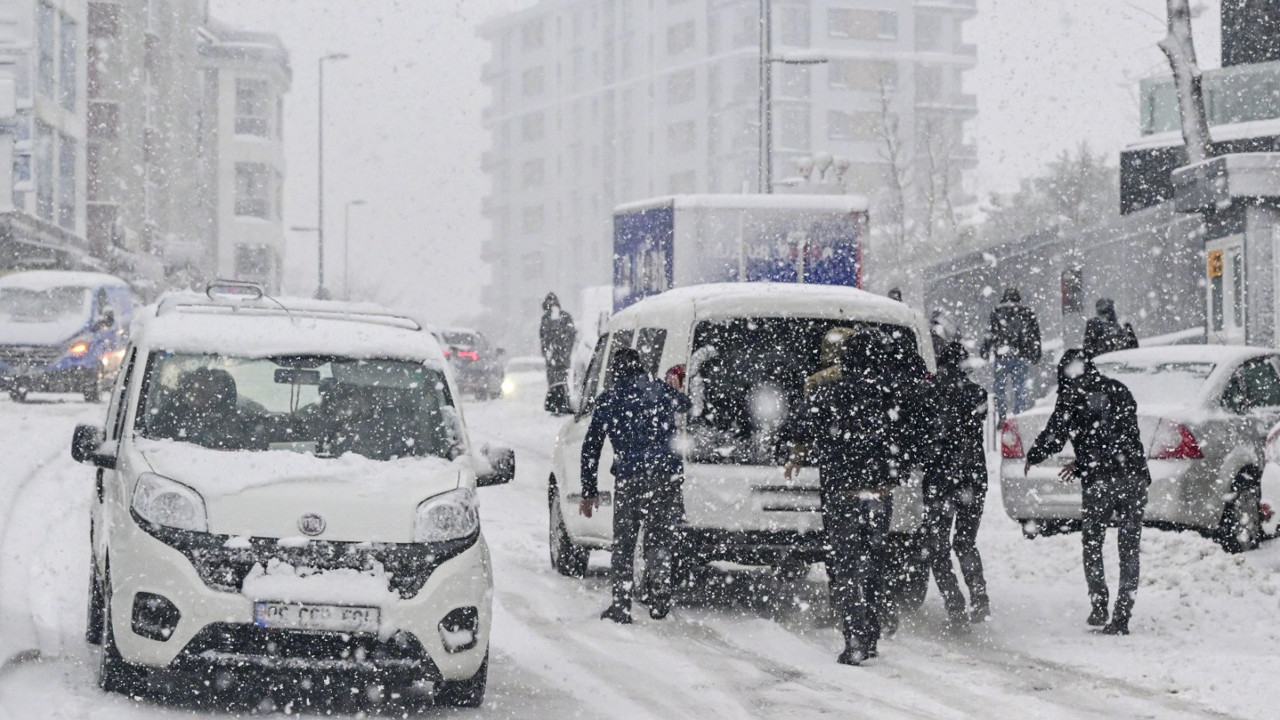 İstanbul'da kar yağışı sürücülere zor anlar yaşattı