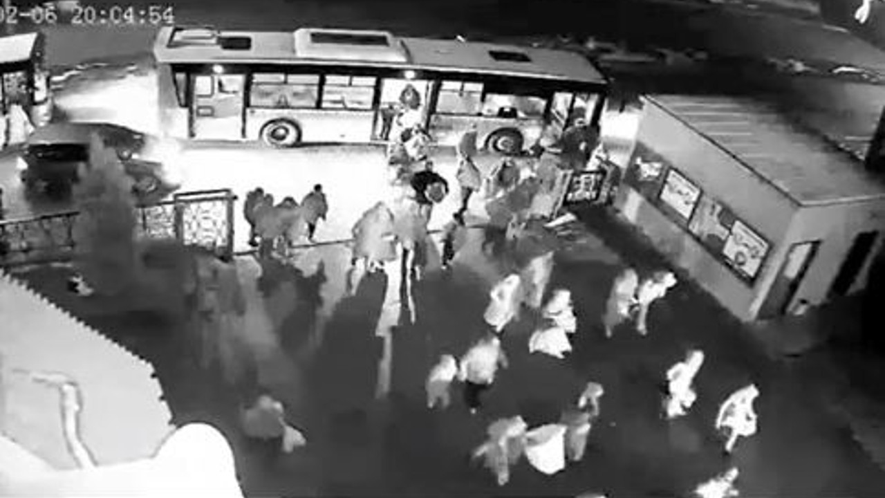 İnsanlar akın akın sıcak çorbaya gelmeye başladı. Diyarbakır’da iş adamı fabrikasını depremzedelere açtı