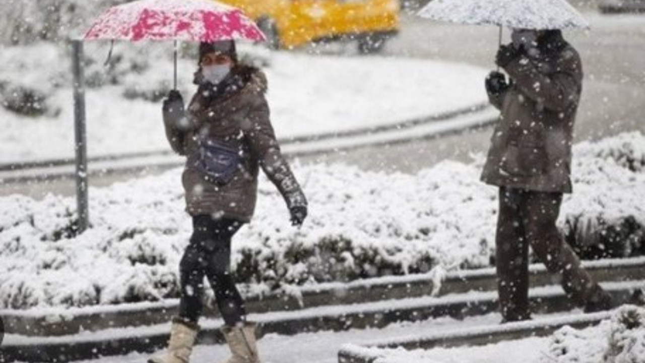 Kar kuvvetli geliyor. Saat belli oldu