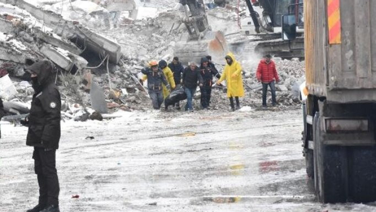 Malatya'dan kahreden haber. Sporcuların kaldığı Kırçuval Otel'de 1 kişinin cansız bedeni çıkarıldı