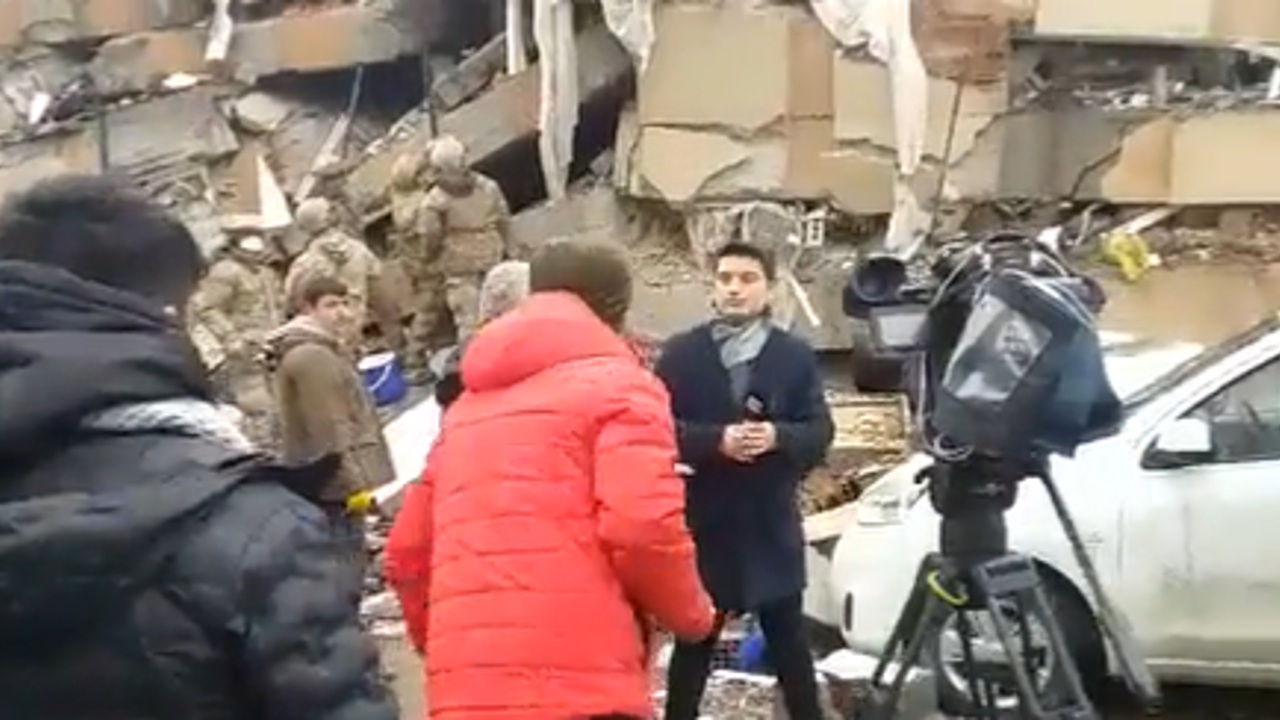 TRT Haber enkazın önünde çekim yapmak için AFAD ekibini bekledi