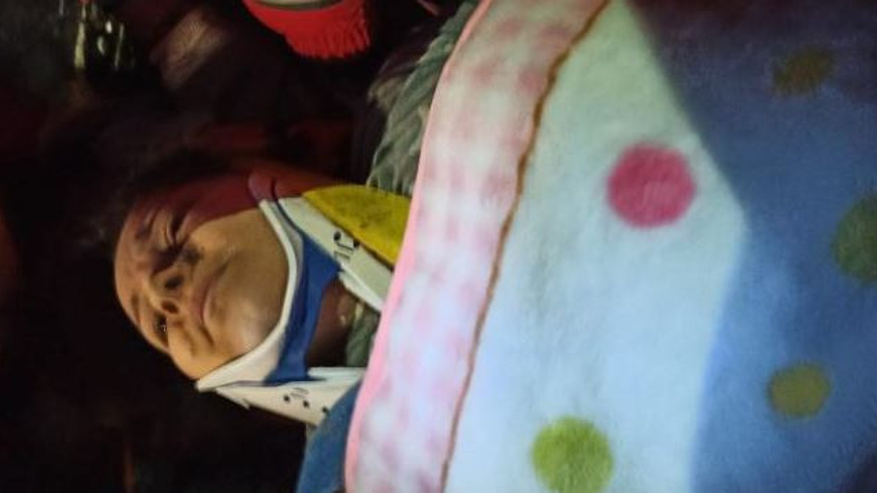 Vücudunu oğluna siper eden anne 43 saat sonra kurtarıldı