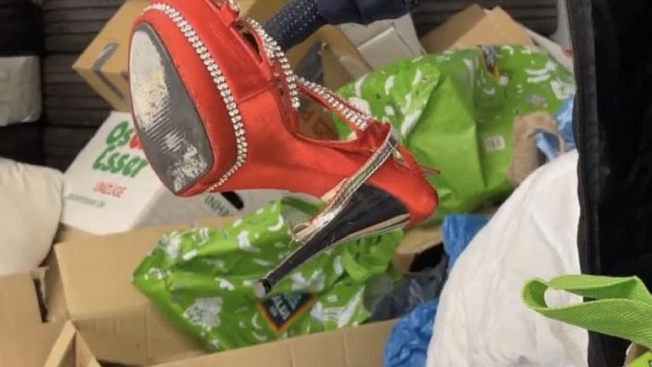 Deprem bölgesine gönderilecek yardım kolilerinden Kirli don Mayo Terlik Bindallı Topuklu ayakkabı çıktı