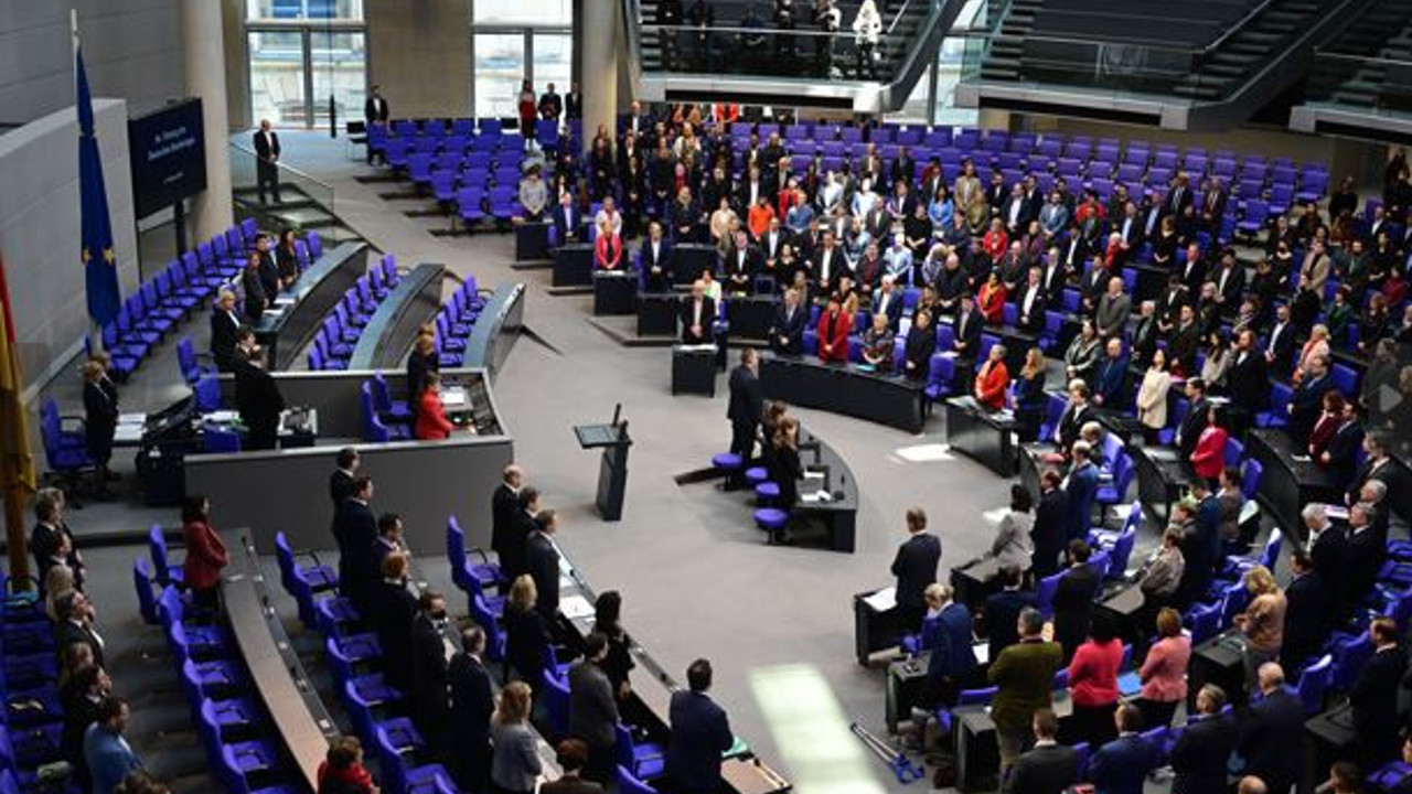 Alman Federal Meclisi'nde Türkiye için saygı duruşu